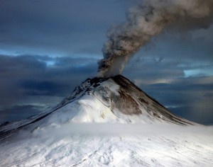 Der Vulkan Augustine auf der gleichnamigen Insel in Alaska